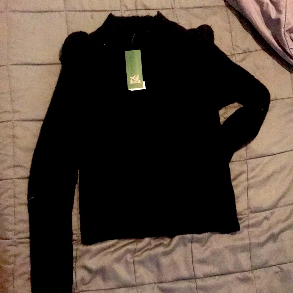 Sweater with sleeve detail